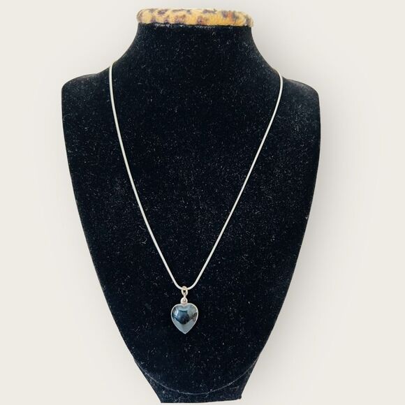 Black heart pendant set in silver - Picture 4 of 6